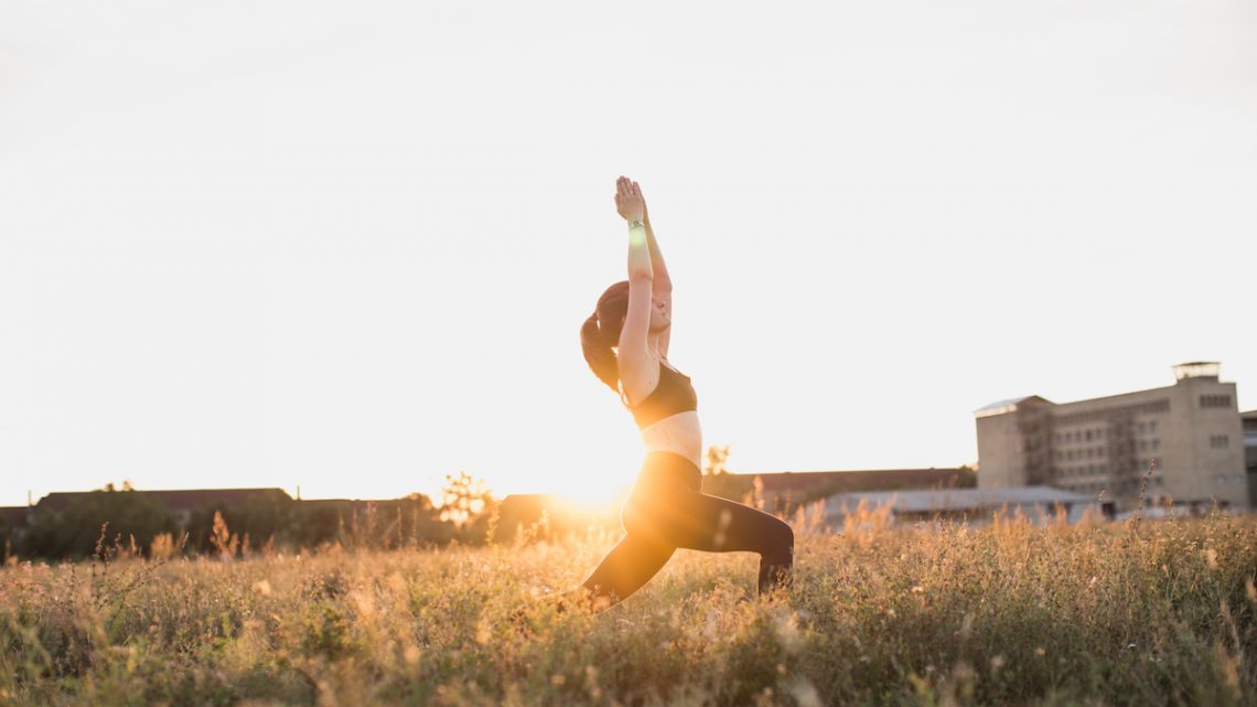 Yogalehrerin Anna vom Yogablog Herzensmensch.at am Tempelhofer Feld in Berlin