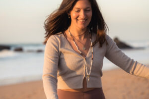 Yogalehrerin am Strand Leichtigkeit Freude Hare Krishna Mantra